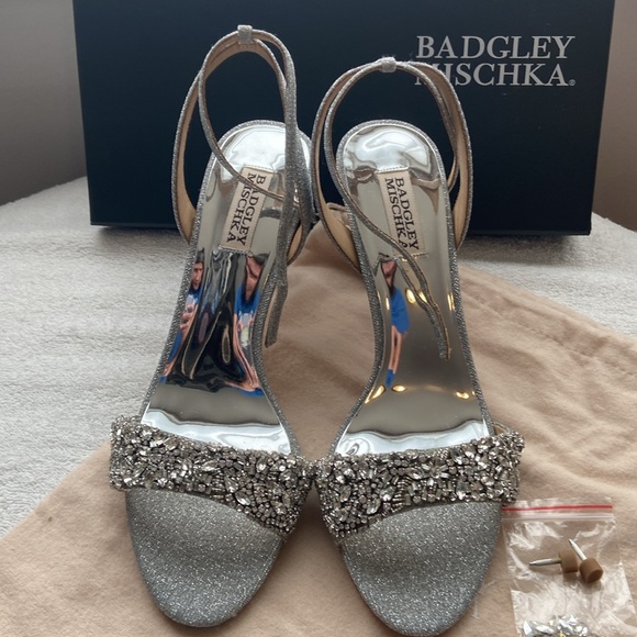 BADGLEY MISCHIA size 9.5 silver sandal. New!! Special occasion. - Picture 2 of 12